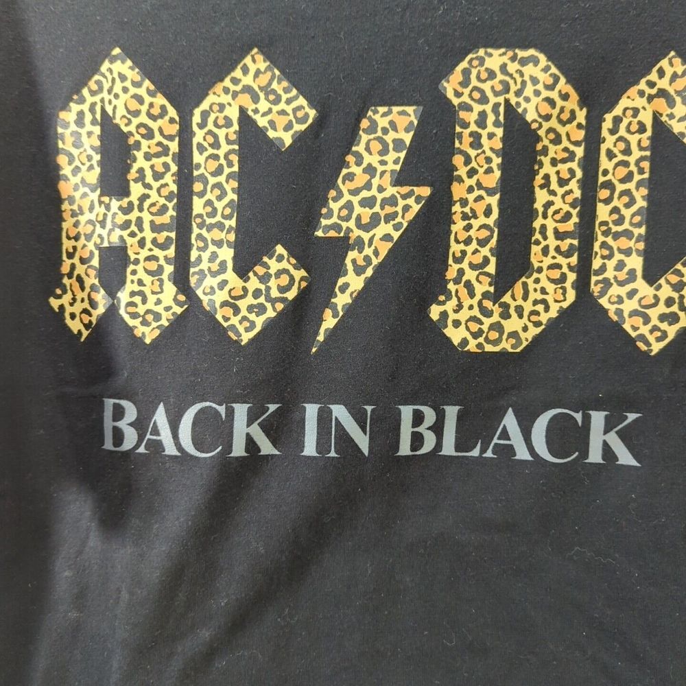 AC/DC Women's Size Large Black Studded Sleeve Leopard Print Cropped T‎ Shirt 496 - Picture 2 of 7